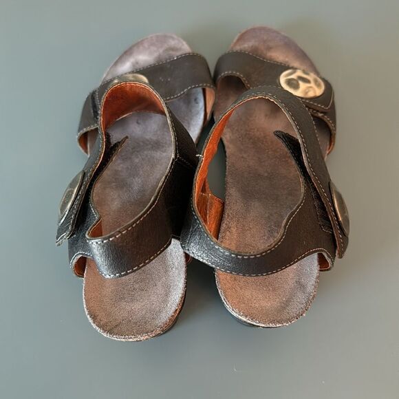 TAOS Carousel Leather Wedge Sandal - Picture 7 of 13